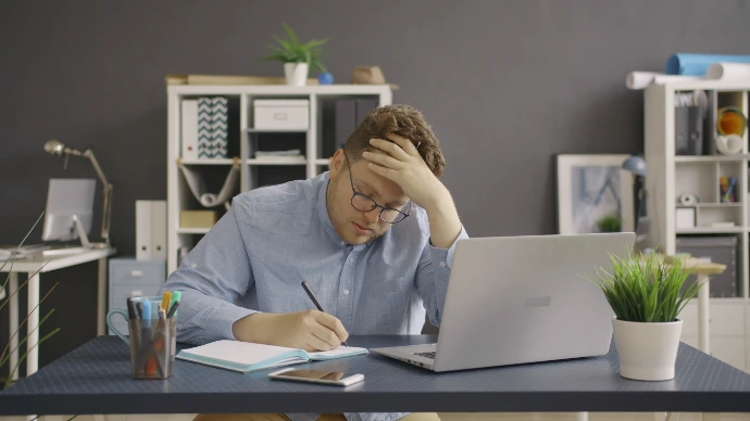 Empresario frustrado con problemas de implementación ERP Odoo - Innatos ofrece solución y soporte experto en México